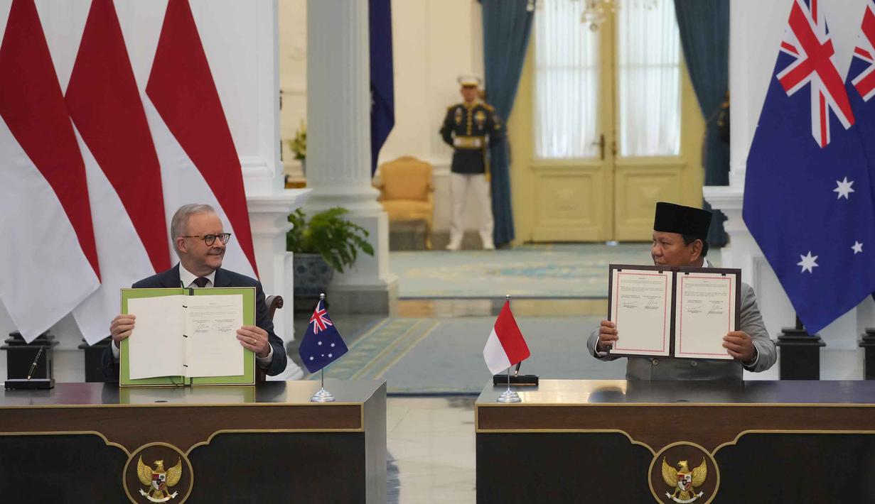 Perjanjian keamanan bersama ini mencerminkan tekad kedua negara untuk terus bekerja sama secara erat dalam menjaga keamanan nasional masing-masing. Tampak dalam foto, Presiden Republik Indonesia, Prabowo Subianto (kanan) dan Perdana Menteri Australia. Anthony Albanese, menunjukkan dokumen yang baru saja mereka tandatangani saat pertemuan di Istana Merdeka, Jakarta, Jumat 6 Februari 2026. (AP Photo/Achmad Ibrahim)