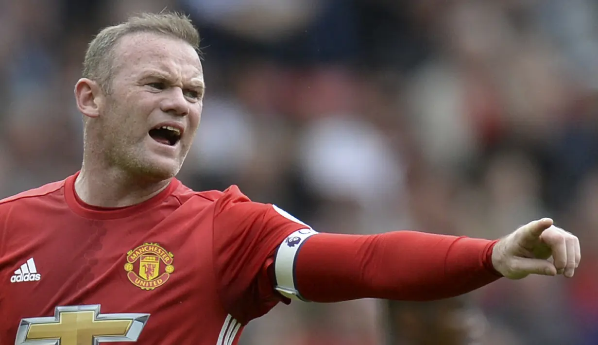 Wayne Rooney. Striker Inggris berusia 36 tahun yang pensiun bersama Derby County pada Januari 2021 ini total mencetak 208 gol di Liga Inggris. Seluruh gol dicetak saat memperkuat Everton dan Manchester United dalam 16 musim, mulai 2002/2003 hingga 2017/2018. (AFP/Oli Scarff)