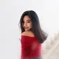 Pakai gaun off shoulder warna merah, pemeran Elsa di sinetron Ikatan Cinta ini tuai banyak pujian dari penonton setianya. (Liputan6.com/IG/@glencachysaraofficial)