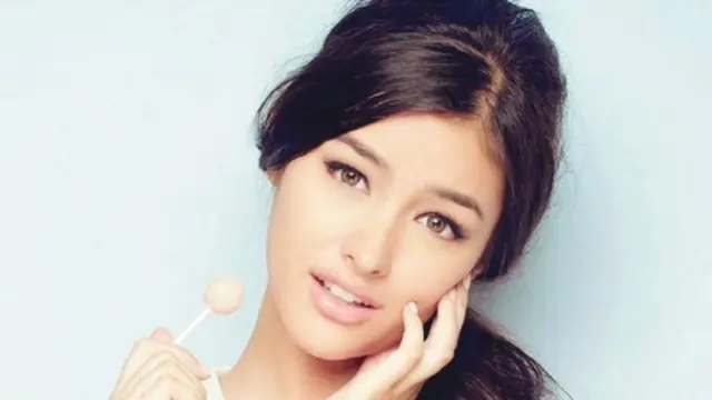 Tak hanya faktor kerupawanan wajah, wanita tercantik di dunia juga biasanya memiliki kepopuleran, kecerdasan, kekuatan, dan kemampuan.