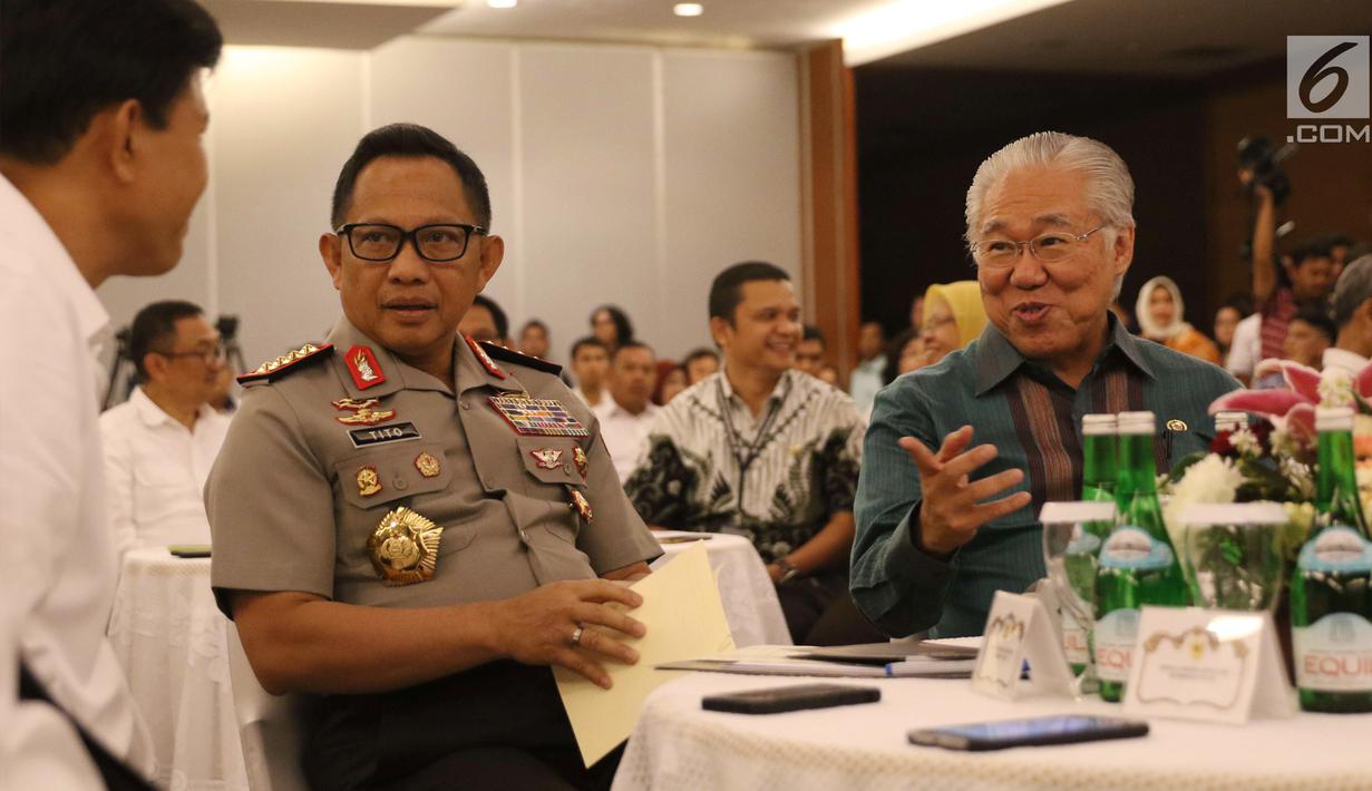 Menteri Perdagangan Enggartiasto Lukita (kanan) bersama Kapolri Tito Karnavian tengah saat menghadiri penandatanganan kerja sama di Jakarta, Senin (8/1). (Liputan6.com/Angga Yuniar)