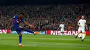 Pemain Barcelona, Ousmane Dembele mencetak gol ke gawang Chelsea pada leg kedua babak 16 besar Liga Champions 2017-2018 di Stadion Camp Nou, Rabu (14/3). Barcelona sukses melaju ke perempatfinal usai melumat Chelsea 3-0. (AP/Emilio Morenatti)