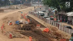 Suasana area pembangunan underpass Mampang-Kuningan, Jakarta, Sabtu (24/6). Terkait libur  Hari Raya Idul Fitri 1438 H, aktivitas pembangunan underpass Mampang Prapatan dihentikan  sementara. (Liputan6.com/Helmi Fithriansyah)