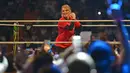 Pegulat Lacey Evans (merah) bertanding melawan Natalya Neidhart pada pertarungan World Wrestling Entertainment (WWE) untuk perempuan di Stadion Internasional King Fahd, Riyadh, 31 Oktober 2019. Kerajaan Arab Saudi untuk pertama kalinya menggelar pertandingan gulat WWE perempuan (Fayez Nureldine/AFP)
