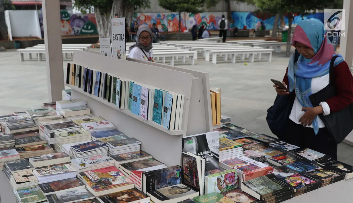 Pengunjung melihat-lihat buku pada pameran Jakarta International Literary Festival (JILF) 2019 di Taman Ismail Marzuki, Kamis (22/8/2019). JILF 2019 menampilkan beberapa naskah yang masuk kategori bacaan liar karya penulis dari kaum pergerakan nasional. (Liputan6.com/Helmi Fithriansyah)