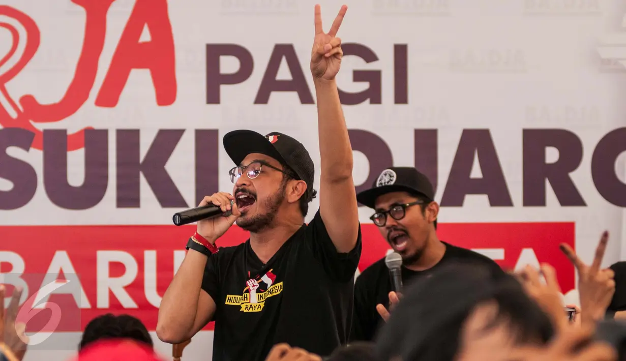 Giring Ganesha, pentolan Grup Band Nidji, menghibur warga dan relawan di Rumah Lembang, Jakarta, Rabu (1/2). Giring bersama komedian, Mongol menggelar aksi solidaritas sebagai bentuk dukungan kepada pasangan Ahok - Djarot. (Liputan6.com/Gempur M Surya)