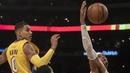 Pebasket Detroit Pistons, Tobias Harris, berebut bola dengan pebasket Los Angeles Lakers, Kyle Kuzma, pada laga NBA di Staples Center, California, Selasa (31/10/2017). Lakers menang 113-93 atas Pistons. (AP/Kyusung Gong)
