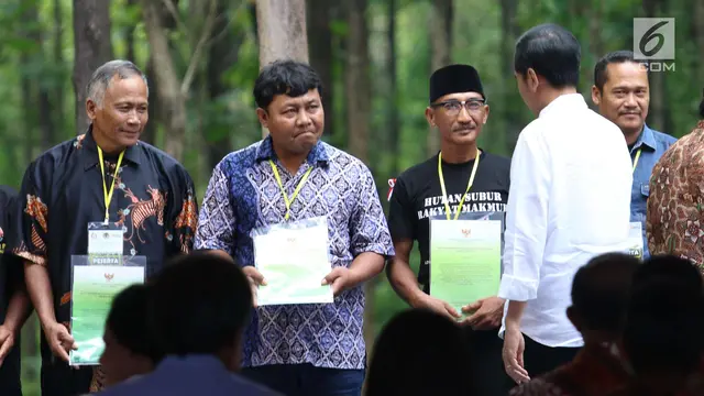 Jokowi Berikan SK IPHPS ke Petani Jawa Timur