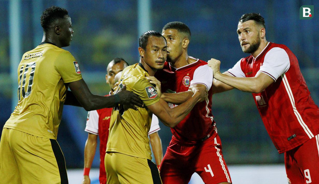 Bek Bhayangkara Solo FC, Hansamu Yama yang mempunyai nilai pasaran sama dengan Andritany yakni Rp5,21 miliar. Kemampuannya tak diragukan lagi semenjak dirinya menjadi andalan di Timnas U-19 dan kini ia dianggap sebagai salah satu bek tangguh dan mahal saat ini. (Foto: Bola.com/m. Iqbal Ichsan)