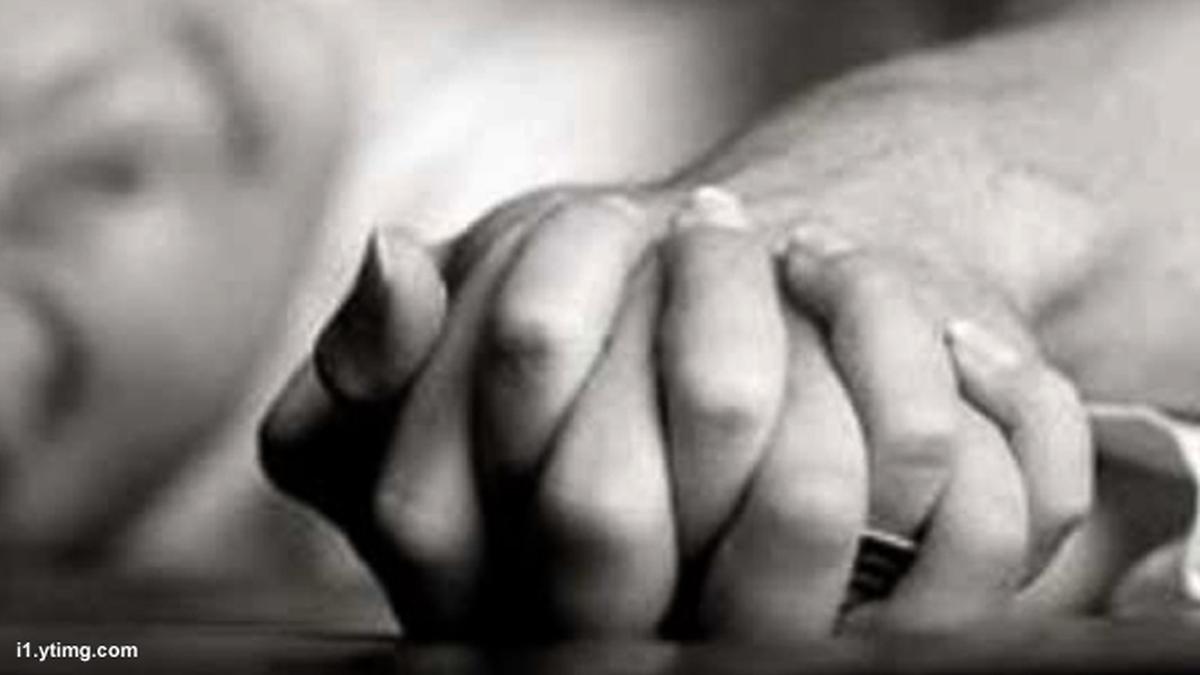 Suaminya Lumpuh, Emak-Emak Paruh Baya Tepergok Mesum dengan Tetangga