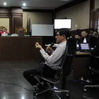 Ahli patologi forensik Djaja Surya Atmadja yang dihadirkan tim kuasa hukum Jessica Wongso pada sidang perkara pembunuhan Wayan Mirna Salihin di Pengadilan Negeri Jakarta Pusat, Rabu (7/9). (Liputan6.com/Helmi Afandi)