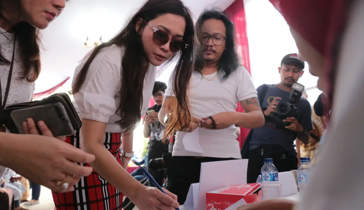 Maia Estianty melihat kondisi masyarakat kurang kondusif dengan banyaknya isu SARA dan fitnah yang terus berkembang di tengah masyarakat. Hal itu yang sedikit memanaskan suasana Jakarta. (Adrian Putra/Bintang.com)