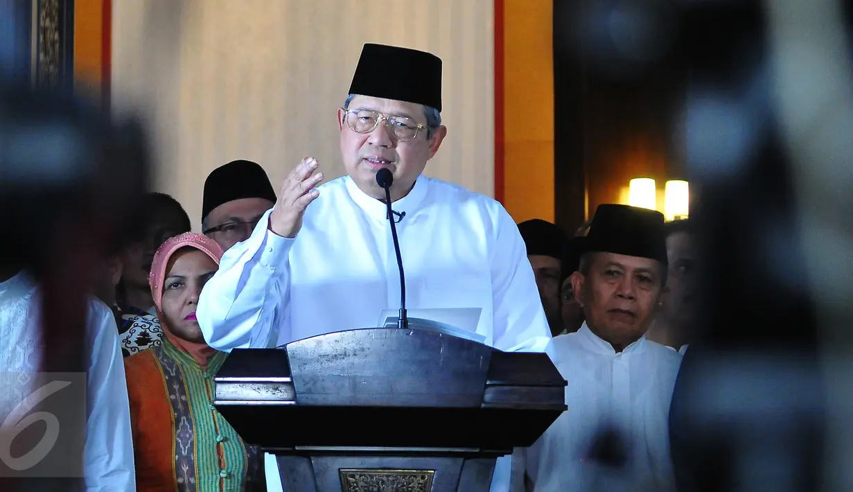 Presiden RI ke-6, Susilo Bambang Yudhoyono (SBY), ditemani sejumlah keluarga dan kerabat, memberikan keterangan pers di kediaman pribadinya di kawasan Kuningan, Jakarta, Selasa (15/2). (Liputan6.com/Angga Yuniar)