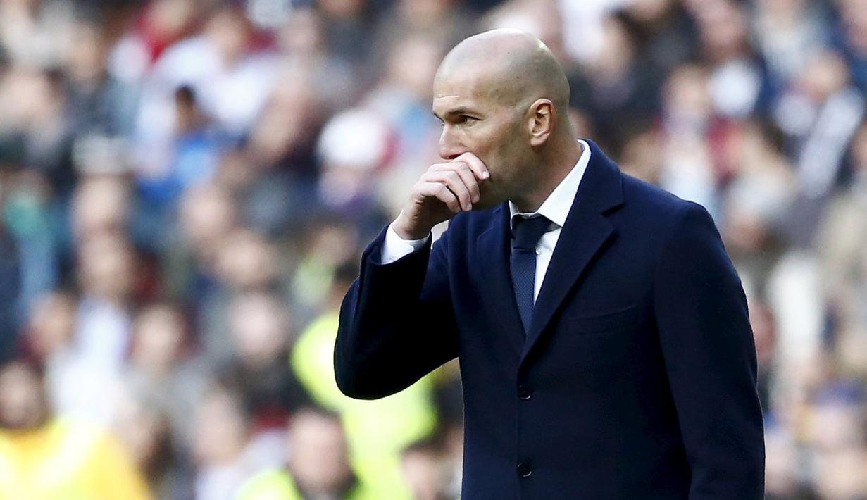 Pelatih Real Madrid, Zinedine Zidane terlihat serius menyaksikan anak asuhnya berlaga pada lanjutan La Liga Spanyol pekan ke-26 di Stadion Santiago Bernabeu, Sabtu (27/2/2016) Malam WIB.  (REUTERS/Juan Medina)