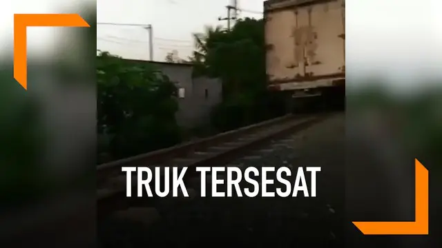 Sebuah truk tersesat hingga melaju di rel kereta api. Beruntung warga yang melihat meminta truk mundur agar tak terjadi tabrakan dengan kereta.