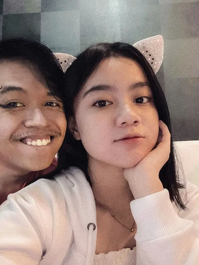 6 Editan Foto Pria Bareng TikTokers Hits Tanah Air Ini Kocak Banget