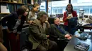 Wapres Ekuador Lenin Moreno (kiri) berbicara dengan ilmuwan terkemuka Stephen Hawking (kanan) saat berkunjung ke kantornya di University of Cambridge, London, Inggris, 30 Agustus 2012. (AFP PHOTO/VICE PRESIDENCY OF ECUADOR/Guillermo Granja)