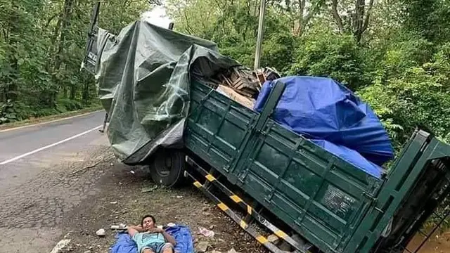 8 Potret Orang Tetap Santai dalam Keadaan Genting Ini Bikin Geleng Kepala