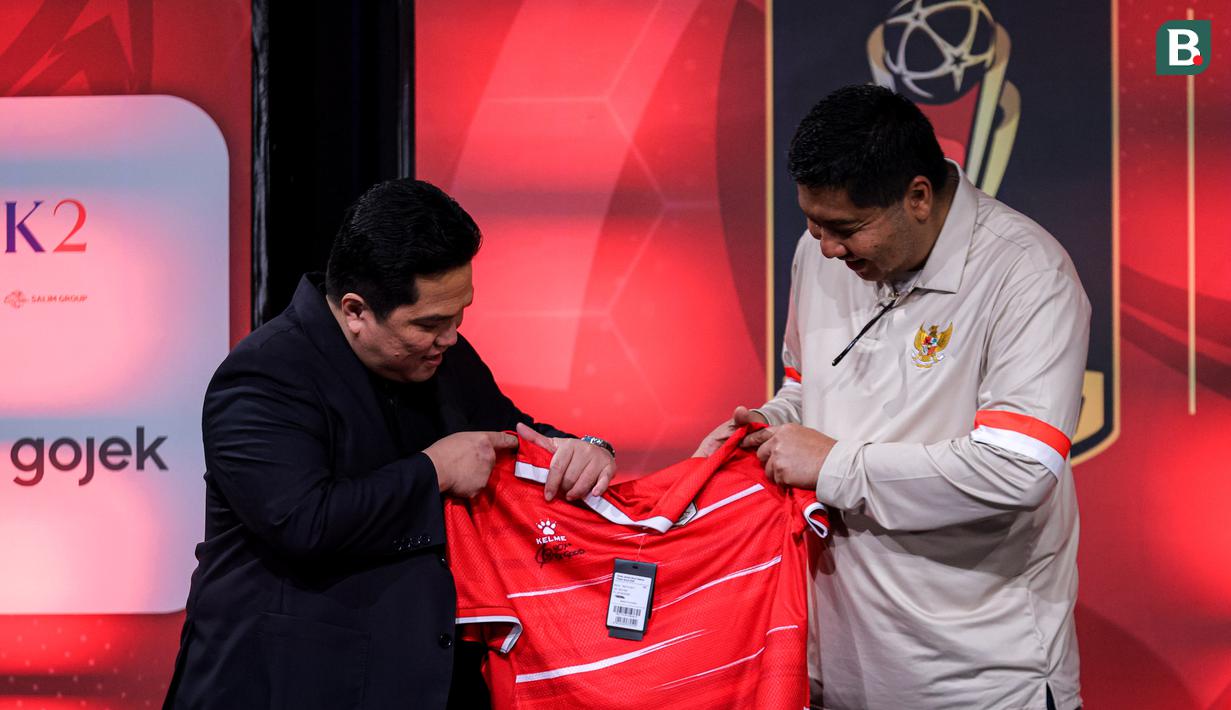 Ketua Umum PSSI, Erick Thohir (kiri) memberikan jersey Timnas Indonesia bertanda tangan pelatih baru John Herdman kepada Ketua Steering Committee (SC) Piala Presiden 2025 dalam acara Malam Penutupan Piala Presiden 2025 di Studio 8 SCTV Tower, Senayan City, Minggu (12/04/2026) malam WIB. (Bola.com/Bagaskara Lazuardi)