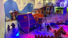 Sejumlah anak bermain wahana permainan playground indoor di pusat perbelanjaan, Jakarta, Rabu (4/5/2022). Hari ketiga Lebaran, wahana permainan anak di mall diserbu karena menjadi alternatif bagi anak menghabiskan waktu yang tidak hanya bisa bermain namun juga sekaligus belajar dengan cara menyenangkan. (Liputan6.com/Faizal Fanani)
