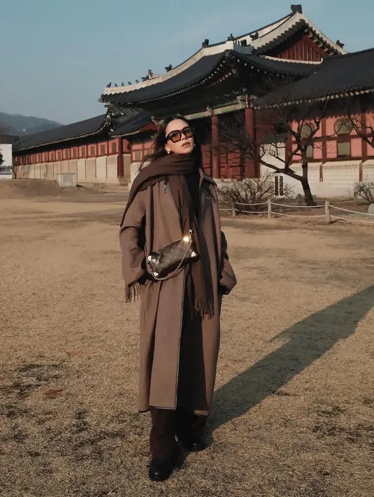Alyssa Daguise nampak padukan long coat dari wool dan celana panjang bernuansa cokelat [@alyssadaguise]