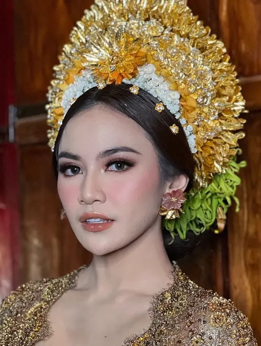 Rossy mengaplikasikan riasan wajah glam natural pada Mahalini. Mahalini mengenakan blush on pink yang menegaskan tulang pipinya. [@ochiipramita]