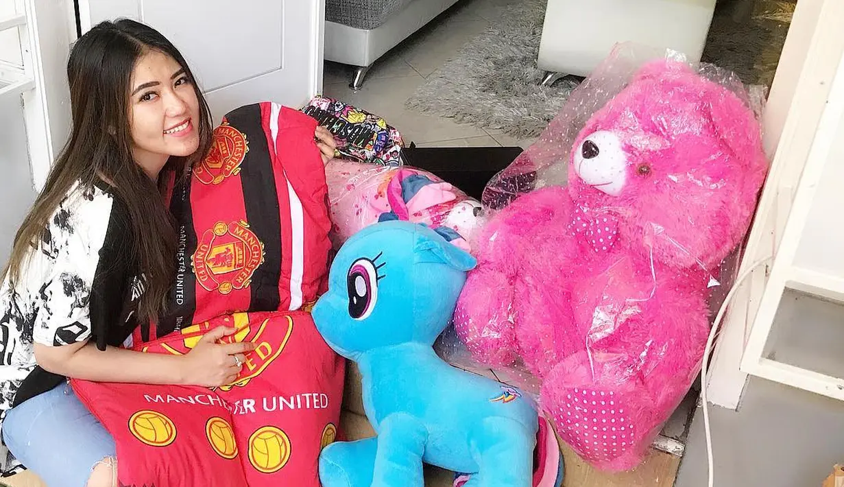 Terlihat dari akun Instagramnya, sambil mengunggah Jarsey Timnas Portugal dan kaos Ronaldo. Ia mengaku telah mempersiapkan jauh-jauh hari. Bahkan, meski ia mengaku kurang semangat lantaran timnya Ronaldo tak sampai di final. (Instagram/viavallen)