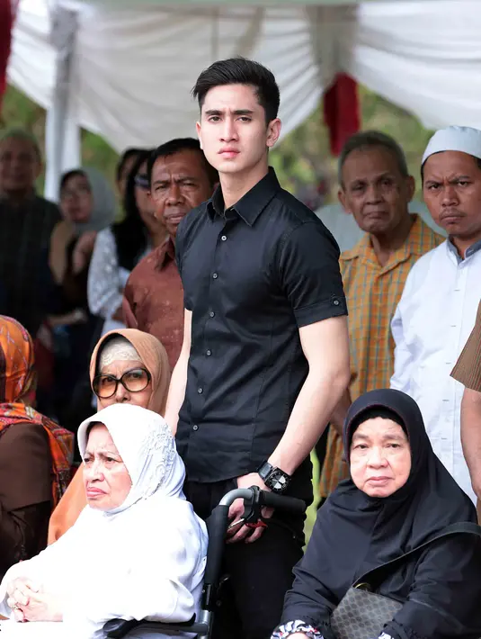 "Dari kecil memang eyang itu sosok yang nggak pernah marah ya, selalu sabar. Eyang yang ngajari aku banyak hal juga dalam hidup. Ajarin main pingpong. Yang ajarin berenang juga," ucap Verrel. (Deki Prayoga/Bintang.com)