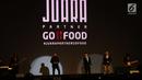 Grup band Kahitna memeriahkan Malam Juara Go-Food 2018 di Jakarta, Jumat (23/2). Malam Juara Go-Food 2018  merupakan bentuk apresiasi Go-Jek terhadap mitra kuliner UMKM yang telah tumbuh bersama. (Liputan6.com/Angga Yuniar)