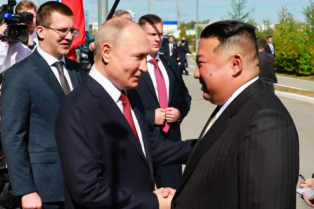 Presiden Rusia Vladimir Putin dan Pemimpin Korea Utara Kim Jong Un akhirnya saling bertemu di pusat antariksa Rusia Kosmodrom Vostochny (AFP).