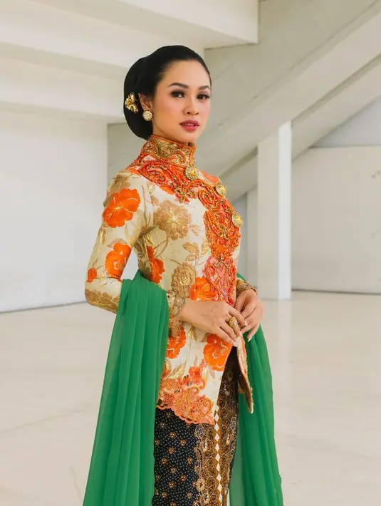 Pesona ala ningrat Andien Aisyah kenakan kebaya janggan dengan motif floral yang elegan dari @anneavantieheart. [@andienaisyah].