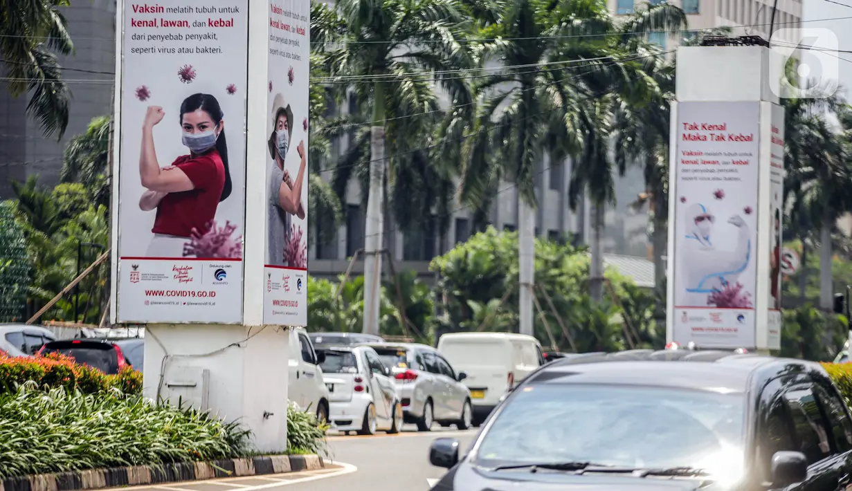 Kendaraan melintas dekat baliho sosialisasi manfaat vaksinasi di Jalan Asia Afrika, Senayan, Jakarta, Sabtu (28/11/2020). Pemberian vaksin COVID-19 tergantung dari datangnya vaksin dan proses persiapan yang dilakukan di Indonesia. (Liputan6.com/Faizal Fanani)