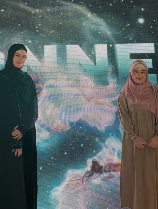 Selain datang bersama rekan artisnya, Kimberly juga mengajak salah satu sahabatnya. Mereka mengabadikan momen dengan foto bersama. Ibu dua anak itu tampak percaya diri dalam balutan gamis dan hijab syari serba hitam. Penampilannya mengenakan hijab ini dipuji semakin cantik dan sejuk dilihat. (Liputan6.com/IG/@kimbrlyryder)