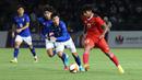 <p>Striker Timnas Indonesia U-22, Irfan Jauhari menguasai bola dibayangi pemain Kamboja, Taing Bunchhai pada laga keempat Grup A SEA Games 2023 di Olympic National Stadium, Phnom Penh, Kamboja, Rabu (10/5/2023). (Bola.com/Abdul Aziz)</p>