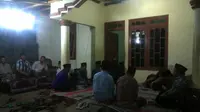 Warga memanjatkan doa di rumah Satinah, Semarang. (Edhie Prayitno Ige/Liputan6.com)