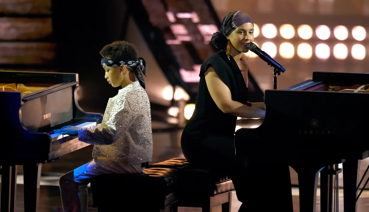 Penyanyi Alicia Keys dan putranya Egypt Dean beraksi bermain piano di panggung iHeartRadio Music Awards 2019 di Los Angeles, California, AS (14/3). Alicia Keys dan putranya membawakan lagu "Raise A Man". (AP Photo/Chris Pizzello)