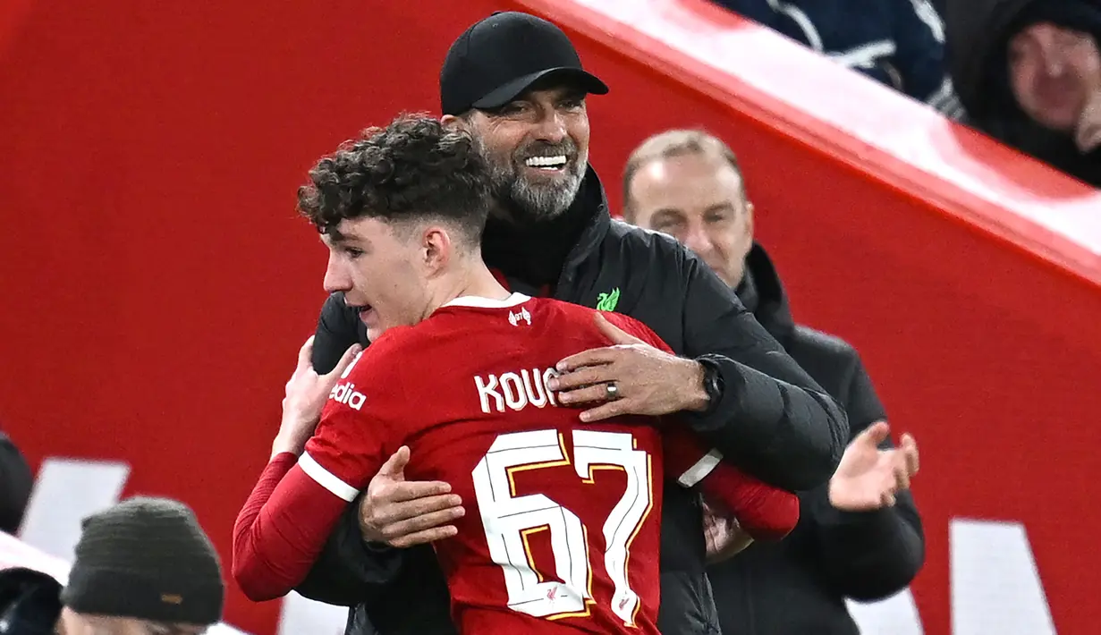 Pemain Liverpool, Lewis Koumas (kiri) berpelukan dengan pelatih Jurgen Klopp saat digantikan oleh Jayden Danns pada laga putaran kelima Piala FA 2023/2024 melawan Southampton di Anfield, Liverpool, Inggris, Kamis (29/02/2024) WIB. (AFP/Paul Ellis)