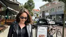 Tak ketinggalan, kacamata hitam menambah aksi gaya dari Cinta Laura.  [Foto: Instagram/ Cinta Laura]