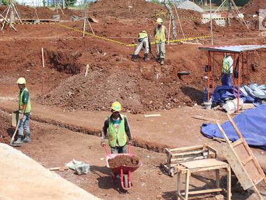 Pekerja merenovasi bekas lapangan golf Driving Range di Kompleks GBK, Jakarta, Jumat (11/5). Lapangan tersebut diubah dari area komersil untuk menjadi hutan dalam kota. (Liputan6.com/Angga Yuniar)
