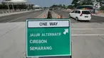 Kendaraan melintas di ruas tol yg diberlakukan one way setelah Gerbang Tol Cikampek Utama, Jawa Barat  (30/5/2019). Pengaturan arus lalulintas satu arah dimulai dari Km 70 Tol Jakarta-Cikampek usai gerbang tol utama Cikampek, hingga KM 262 di ruas Tol Pejagan-Pemalang. (Liputan6.com/Herman Zakharia)