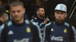 Penyerang Argentina, Lionel Messi menyapa pengemar saat tiba di sebuah hotel di Guayaquil, Ekuador (8/10). Argentina saat ini menempati peringkat enam klasemen kualifikasi Piala Dunia 2018 zona CONMEBOL. (AFP Photo/Rodrigo Beundia)