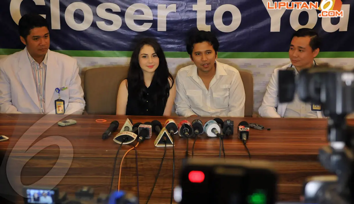 Pesinetron Arumi Bachsin akhirnya bisa ditemui pasca-melahirkan Minggu (13/4/14) di RS Siloam, Semanggi, Jakarta (Liputan6.com/Johan Tallo)