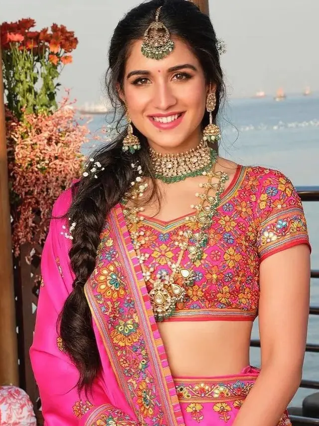 Pesona Radhika Merchant Calon Istri Anant Ambani Dibalut Sari.