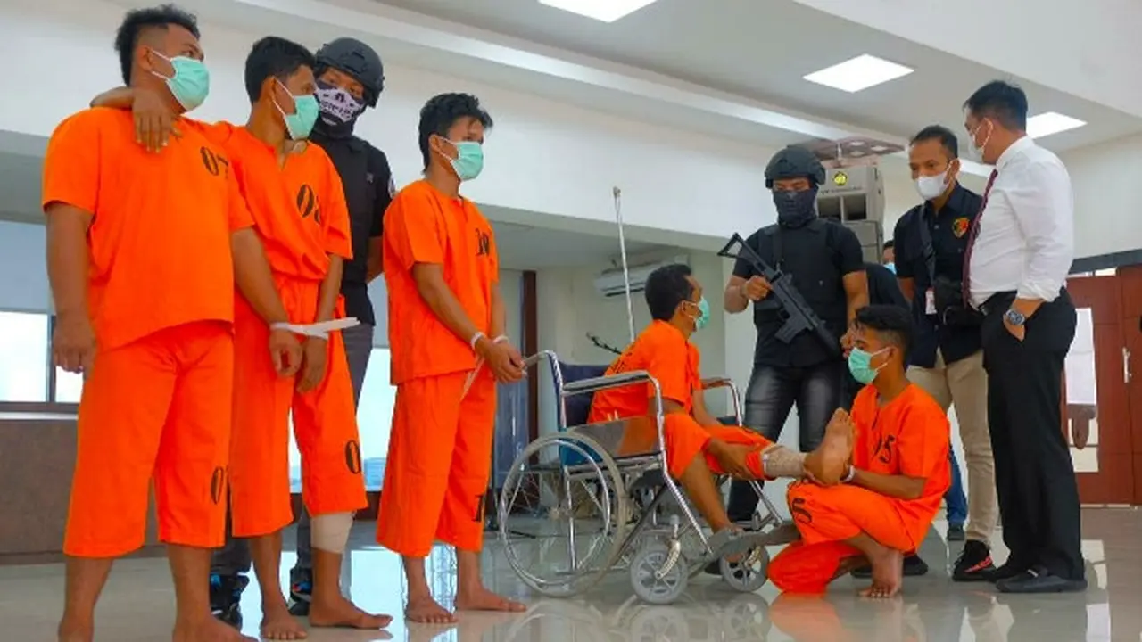 Beberapa tersangka peredarana narkoba di Riau yang tertangkap oleh polisi.
