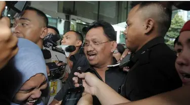 Jaksa Agung Muda Intelijen (Jamintel) Kejaksaan Agung, Adi Togarisman menyambangi gedung Komisi Pemberantasan Korupsi (KPK), terkait penangkapan KPK  terhadap seorang oknum jaksa.
