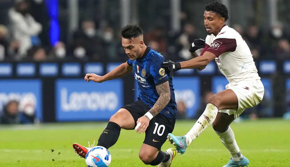 Pemain Inter Milan Lautaro Martinez (kiri) berebut bola dengan pemain Salernitana Edersoni pada pertandingan Liga Italia di Stadion San Siro, Milan, Italia, 4 Maret 2022. Inter Milan menang 5-0. (AP Photo/Antonio Calanni)
