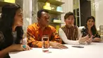 Perwakilan proyek film Mansinam (Man Is Man) Yudhi Purwanto Harjono (dua kanan) bersama Izaak Wondiwoy, Martha Limahelu, dan Deborah Caroline memberi keterangan di Jakarta, Minggu (12/5/2019). Film akan bercerita tentang perjalanan dua orang Belgia ke Mansinam tanah Papua. (Liputan6.com/Johan Tallo)