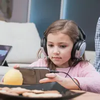 ilustrasi anak bermain gadget/copyright&nbsp;freepik.com/freepik