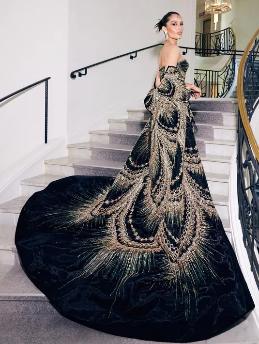 Melalui laman Instagram pribadi miliknya, Cinta Laura menggunggah foto sebelum ia melenggang ke karpet merah Festival Film Cannes edisi ke-76. (FOTO: instagram.com/claurakiehl/)
