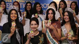 Edymar Martinez bersama Putri Lingkungan Hidup, Chintya Fabyola Ketua Dewan Pembina YPI, Putri K.Wardani dan Putri Indonesia 2015,  Anindya Kusuma Putri foto bersama saat jumpa pres di Jakarta, Jumat (19/2). (Liputan6.com/Herman Zakharia)